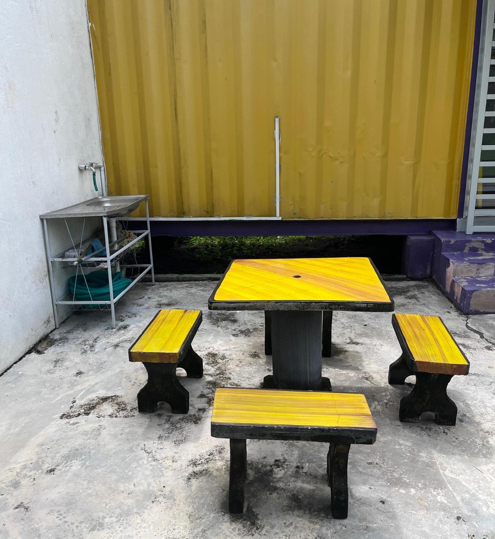 Purple Cube At Lumut Cube Homestay Kontena Extérieur photo